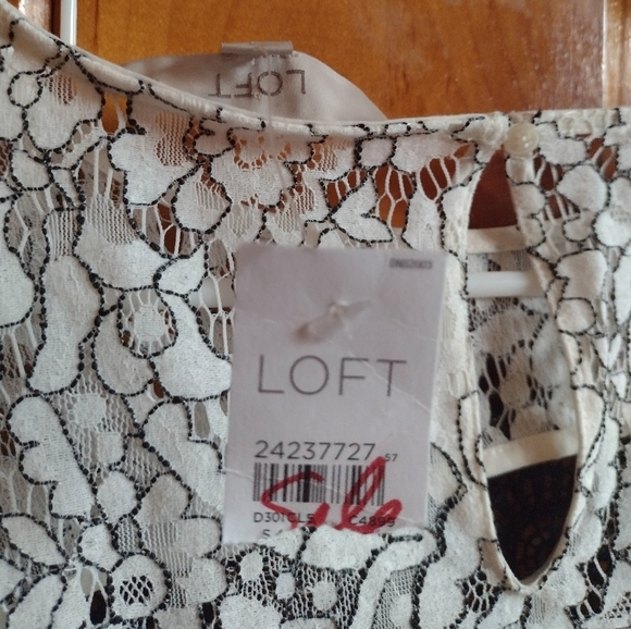 Loft pull over blouse. - Picture 5 of 5